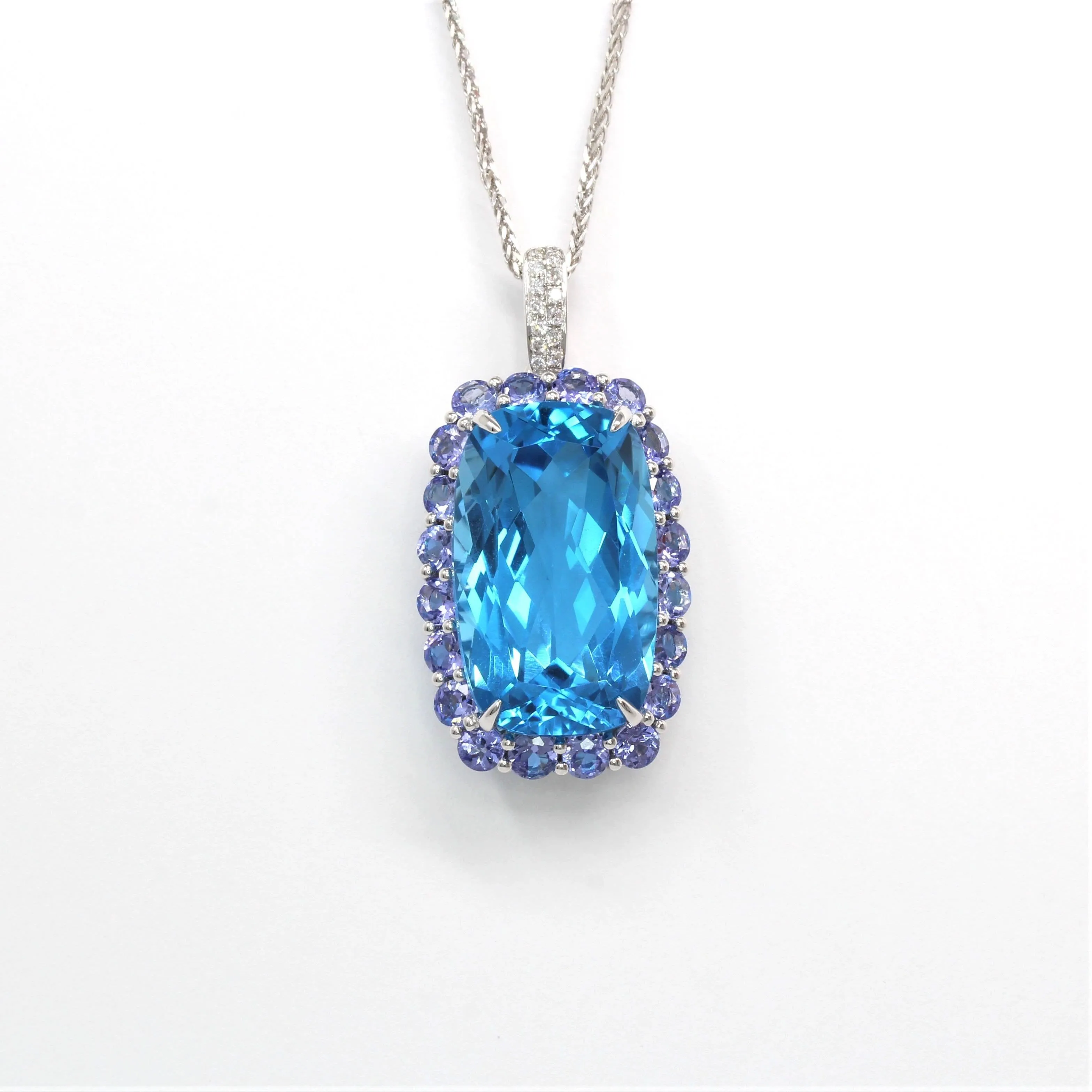 18k White Gold Topaz Pendant Necklace