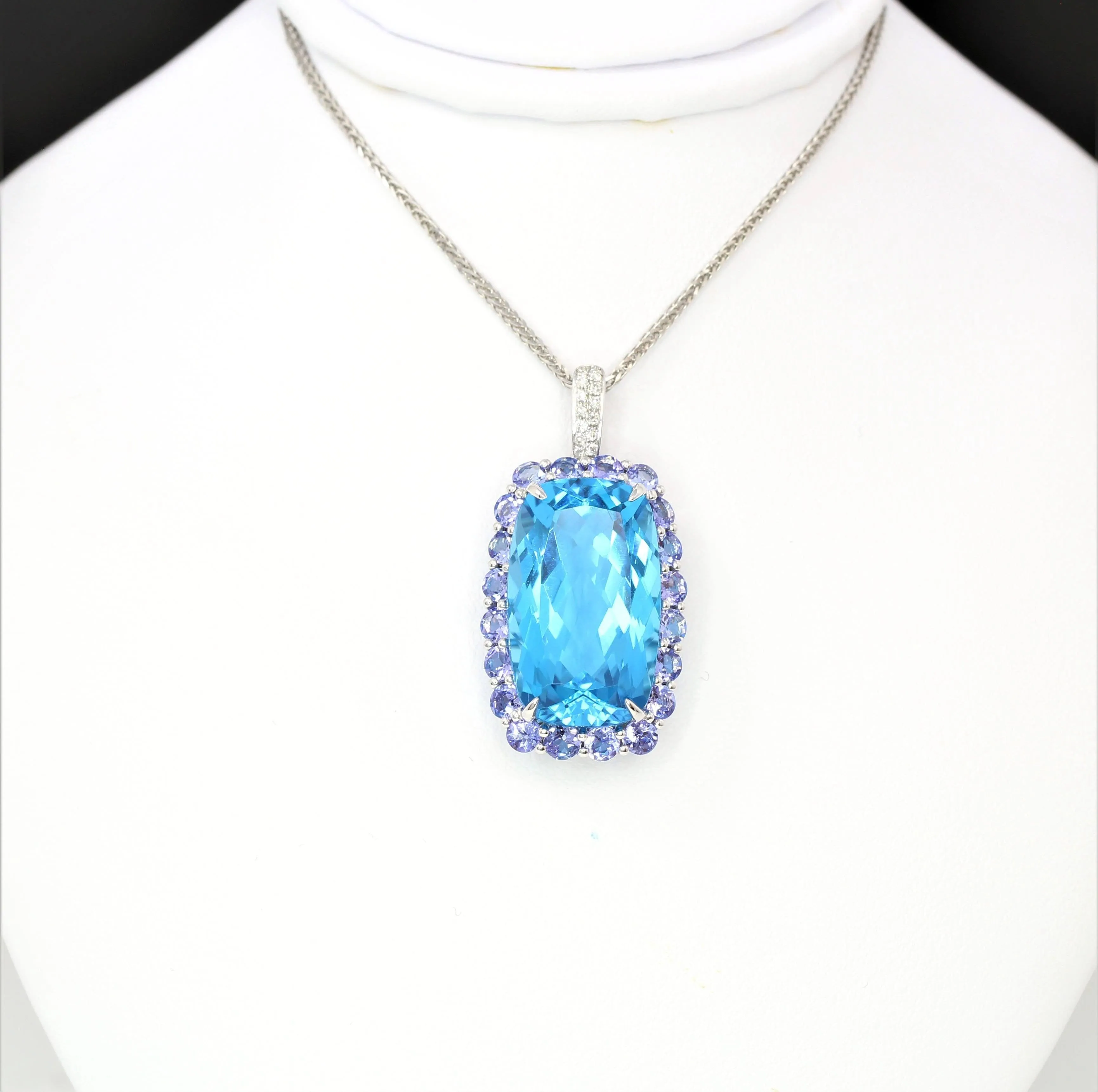 18k White Gold Topaz Pendant Necklace