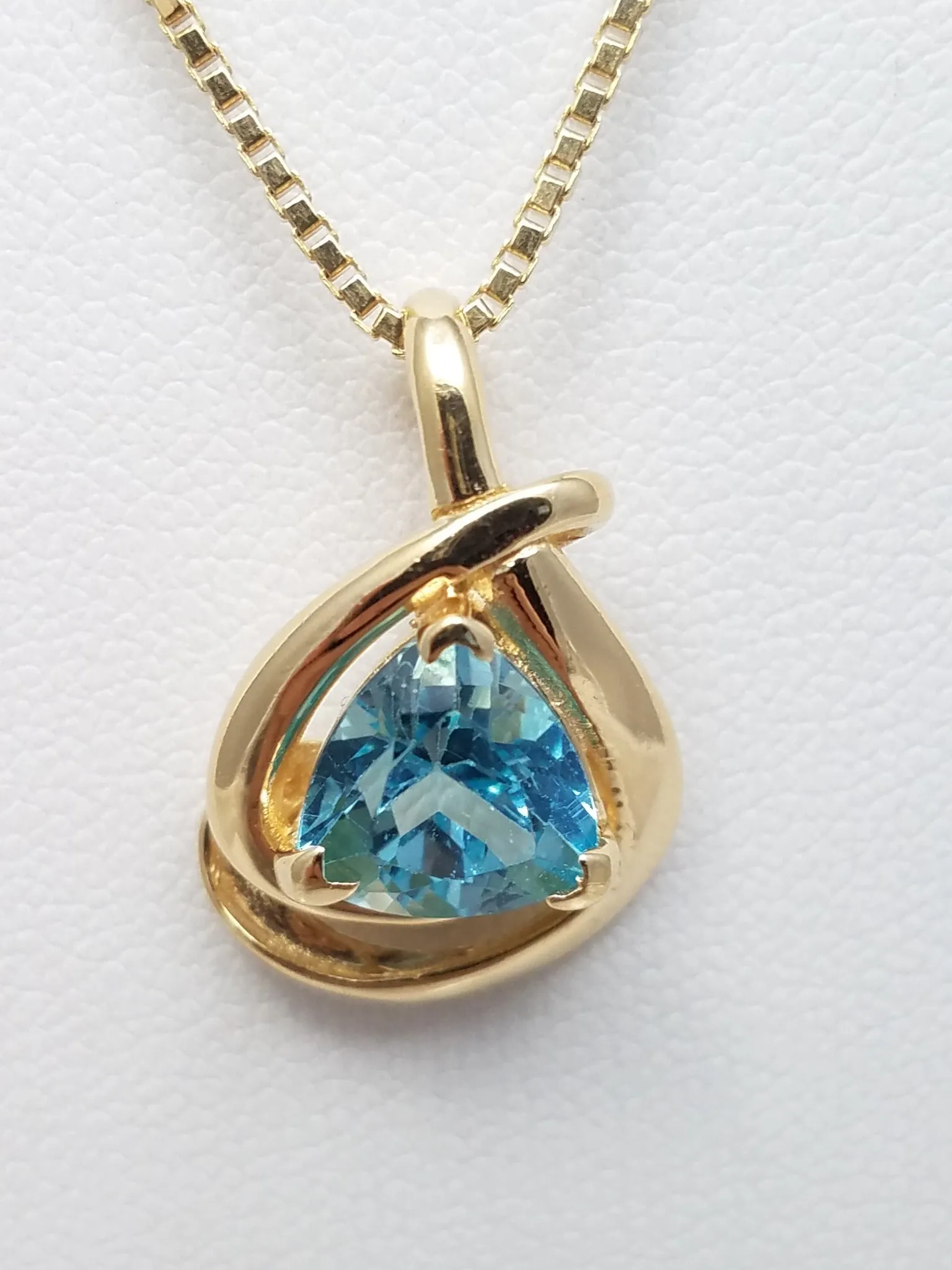 18" 14k Solid Yellow Gold Blue Topaz Pendant