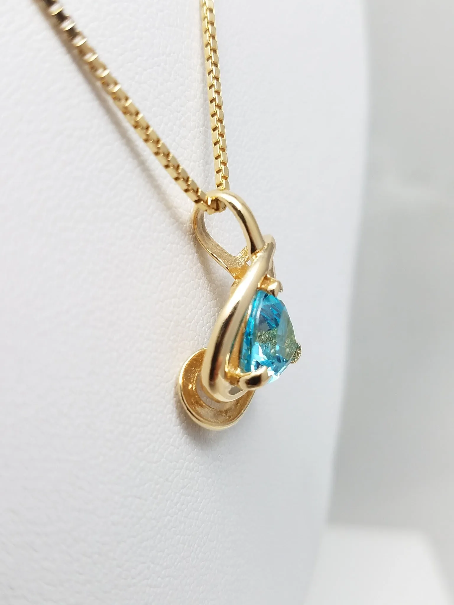 18" 14k Solid Yellow Gold Blue Topaz Pendant