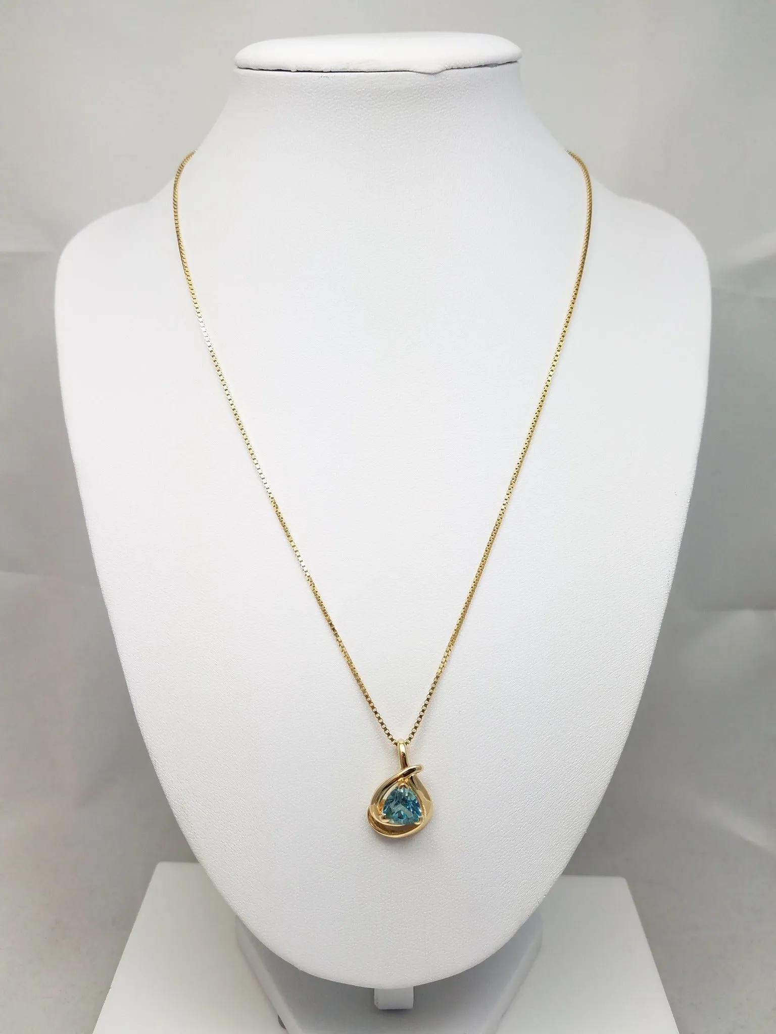 18" 14k Solid Yellow Gold Blue Topaz Pendant