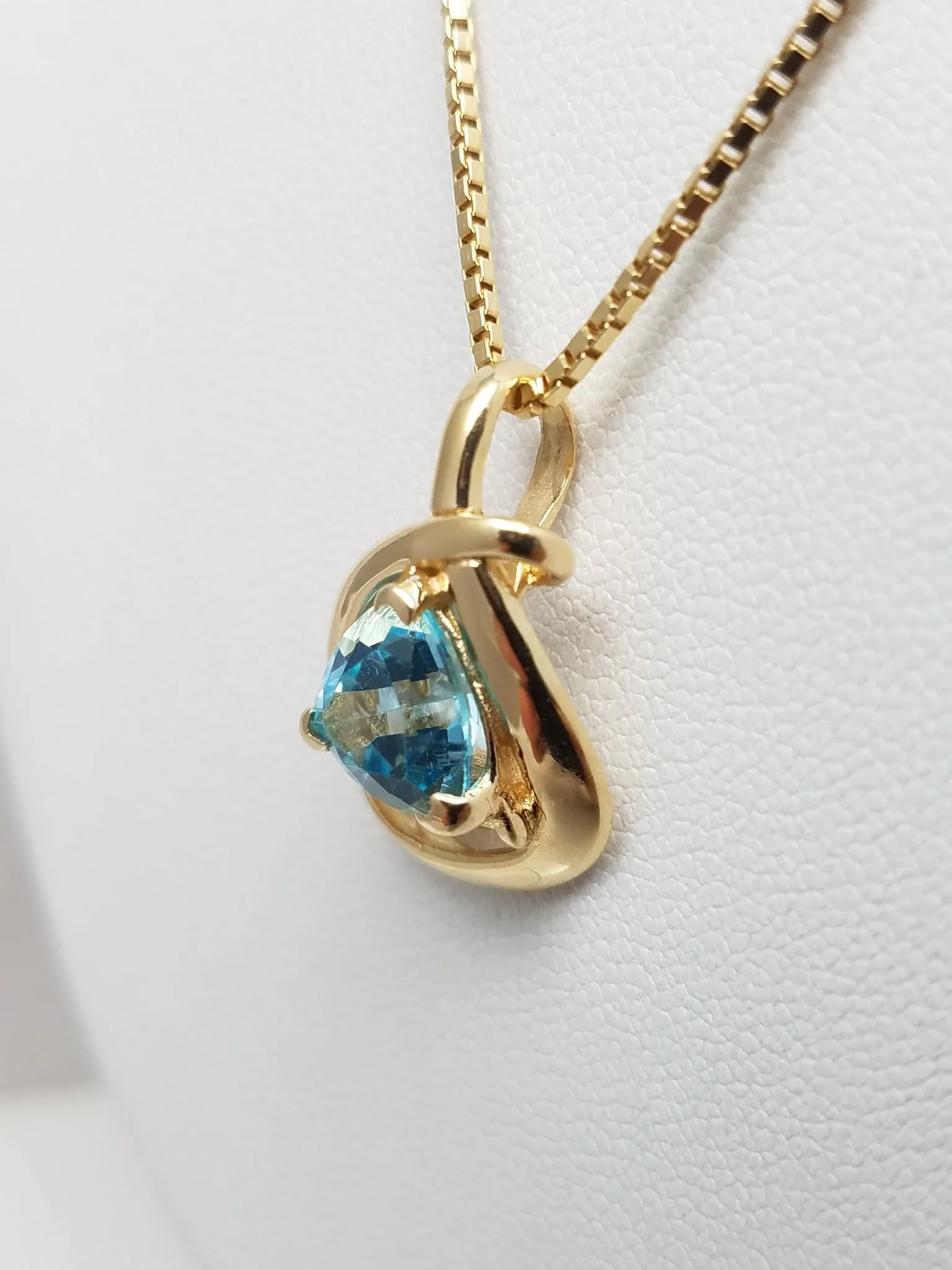 18" 14k Solid Yellow Gold Blue Topaz Pendant