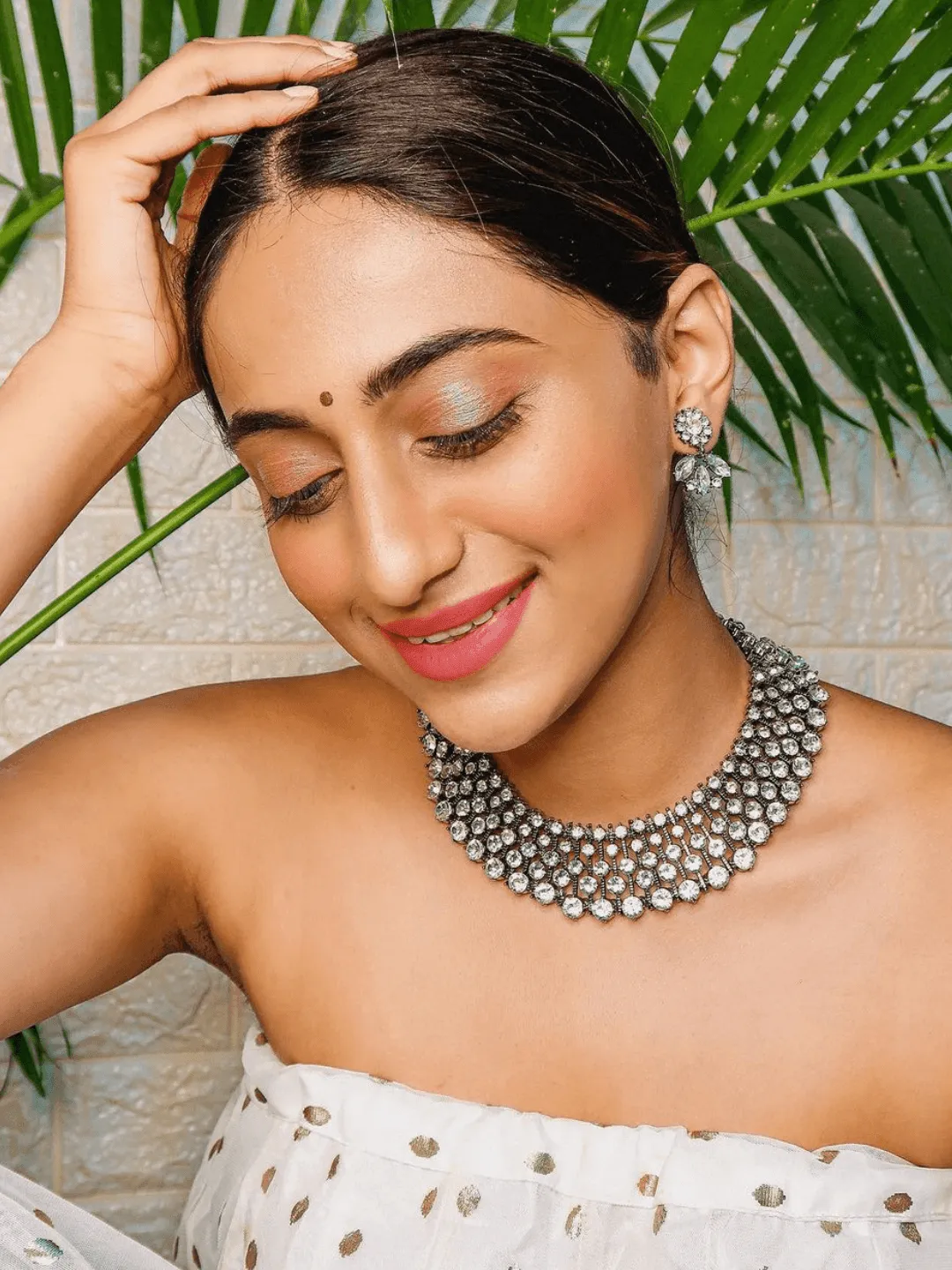 Saili Satwe Rangan In Diamond Choker With Earrings Silver