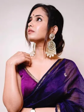 Shruti Prakash In Kundan Chandbali And Pearls Earrings