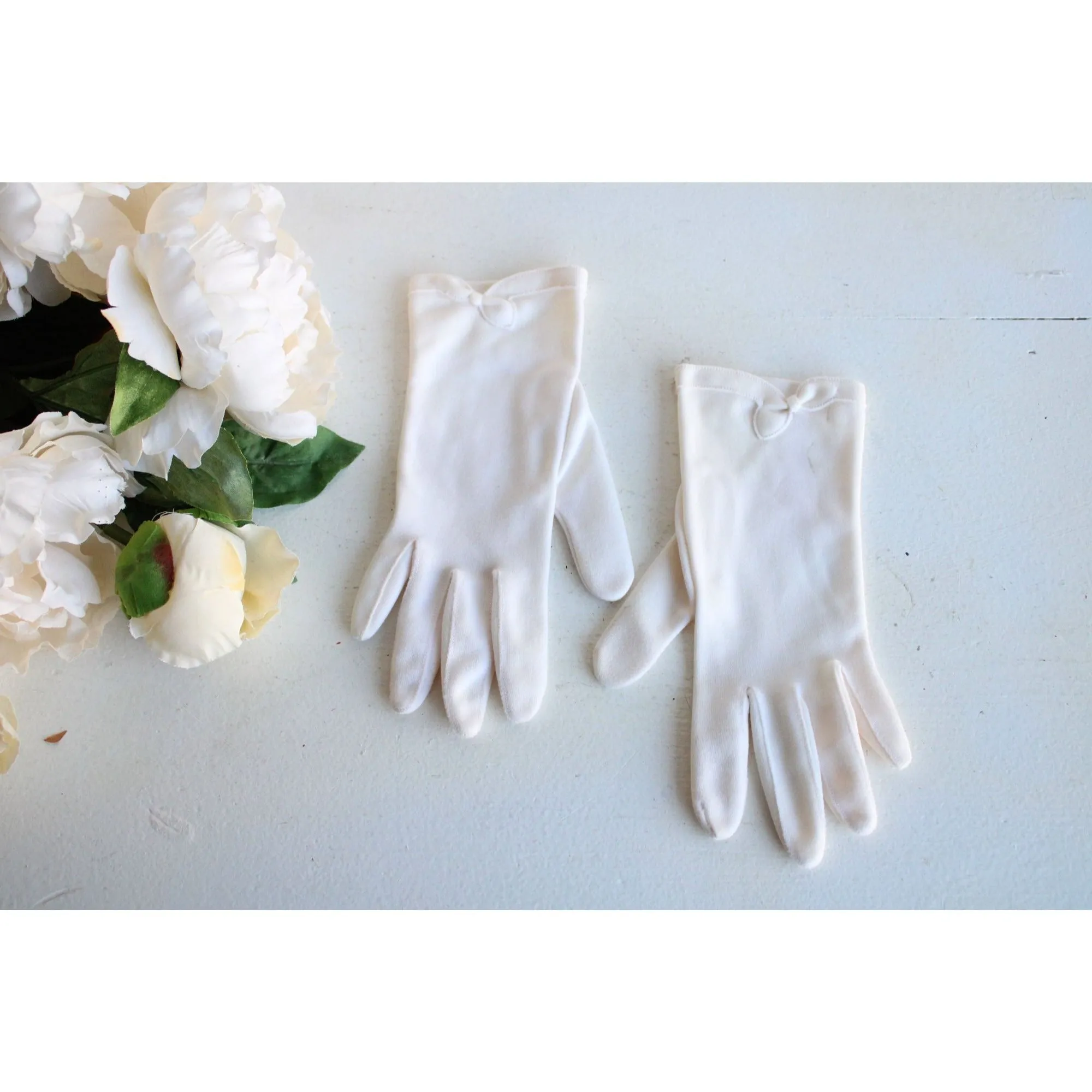 Vintage 1960s Gloves With Bows